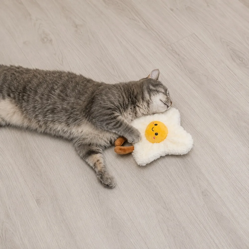 Іграшка Trixie для котів Яєчня XXL з шелестом плюш з котячою м’ятою кремовий/жовтий 18 см — фото 4
